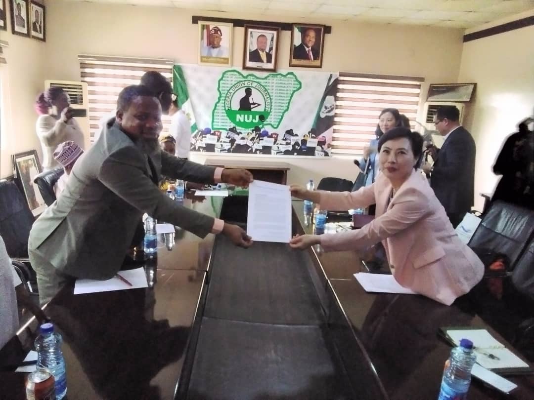 Chinese Delegates visit NUJ Secretariat - sign MoU