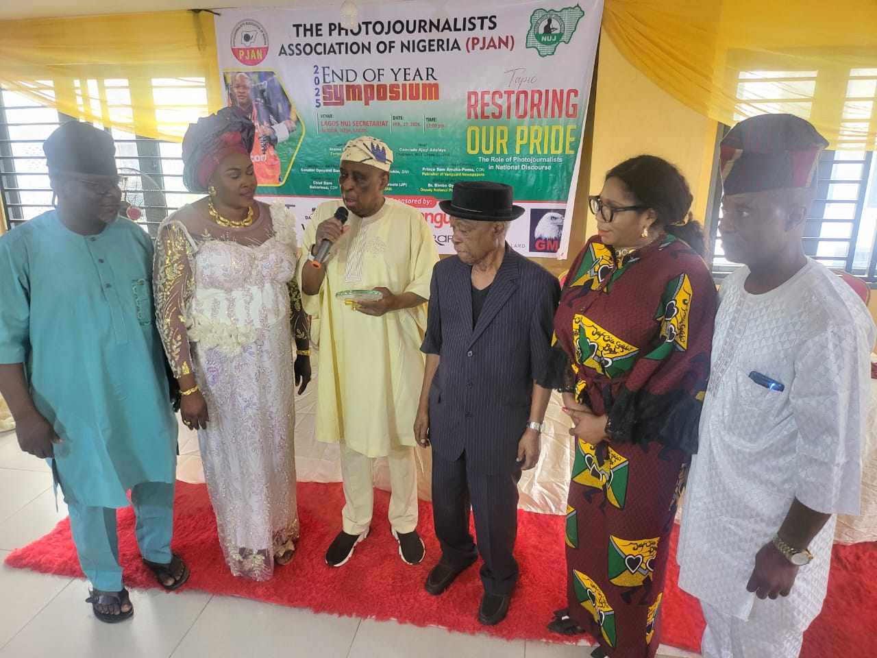 Dr.(Mrs)Abimbola Oyetunde, NUJ Deputy President joined by Aremo Olusegun 0soba, former Governor.., Ogun State, Adeleye Ajayi Chairman NUJ Lagos State Council,  Tunde Olalere, Secretary and Mrs Alaba Igbaroola, Chairman, Photo Journalists Association of Ni